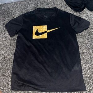 Black Nike Tshirt new without tags. Size S in kids.